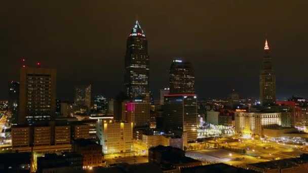 Cleveland Ohio Aerial V25 Nighttime Voar Sobre Cidade Skyline Cityscape — Vídeo de Stock