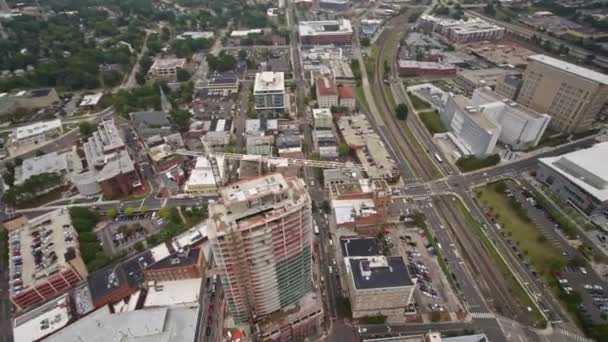 ダーラムノースカロライナ航空V4パンニング鳥は都市の景色と上の建設を見渡します 10月2017 — ストック動画