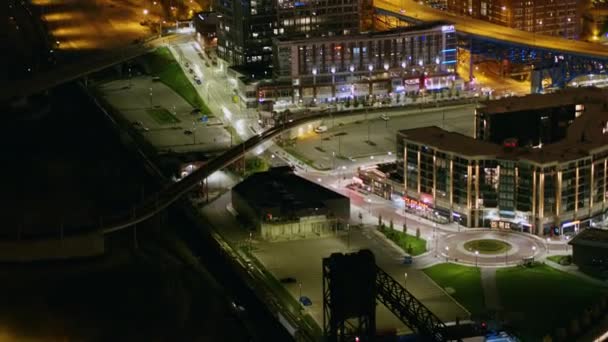 Cleveland Ohio Aerial V24 Panning Looking Out Flats Area Downtown — Vídeo de Stock