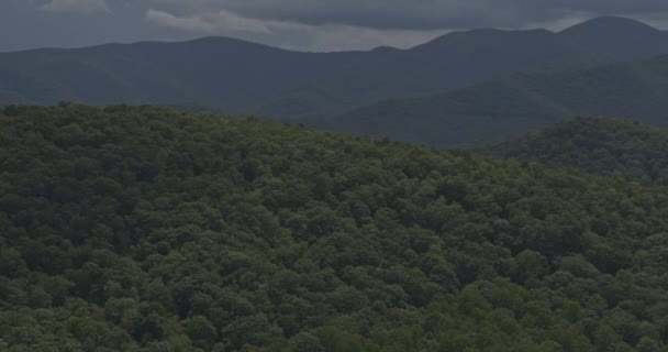 North Carolina Mountains Aérea Vantagem Média Panorâmica Paisagem Montanhosa Blue — Vídeo de Stock