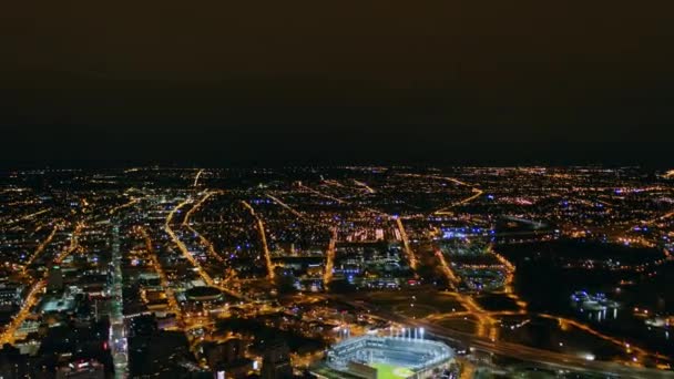 Cleveland Ohio Aerial V31 Omgekeerde Panning Nachtzicht Van Binnenstad Stadsgezicht — Stockvideo