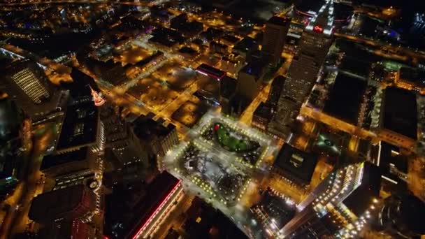 克利夫兰俄亥俄航空V3短 缓慢倒转的鸟巢到垂直市中心城市景观在夜间 2017年10月 — 图库视频影像