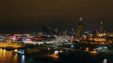 Cleveland Ohio Havayolları v34 Düşük Vow avantajlı, gece Endüstriyel Rıhtım ve Skyline City Lake Erie perspektifinden - Ekim 2017