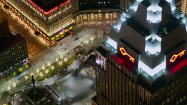 Cleveland Ohio Hava V15 Panning kuş bakışı şehir merkezi ve banka kulesinin gece yarısı - Ekim 2017