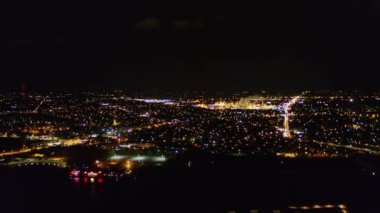 Toledo Ohio Havayolları v5 Gece şehir merkezinin yavaş ters görüntüsü - Ekim 2017