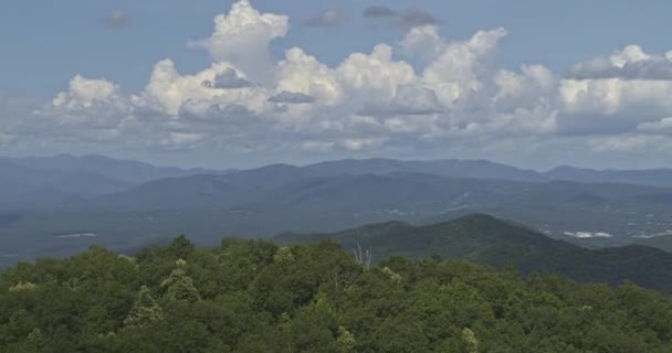 Montagnes Caroline Nord Aerial Peaking Blue Ridge Mountain Panoramique Vers — Video