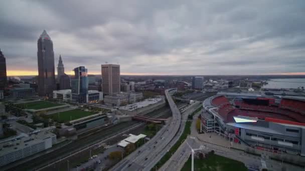 Cleveland Ohio Aerial V47 Panning Centru Města Panorama Výhledem Stadion — Stock video