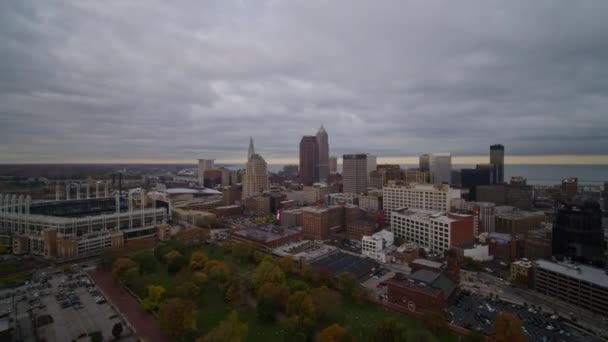 Cleveland Ohio Aerial V51 Slight Ascending Panning View Downtown Cityscape — Stock video