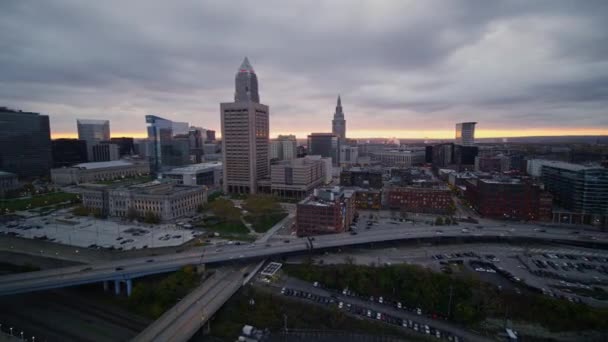 Cleveland Ohio Aerial V44 Downtown Panorama Cityscape Při Východu Slunce — Stock video