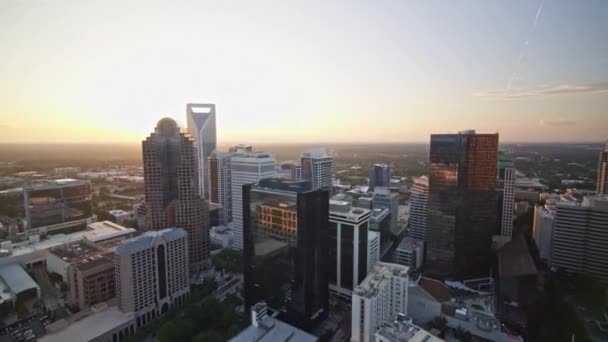 Charlotte North Carolina Aerial V33 Пролетает Над Городом Закате Улетать — стоковое видео