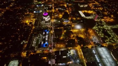 Charlotte North Carolina Havacılık v55 Birdseye şehir manzarası gece şehir merkezine doğru ilerliyor - Ekim 2017