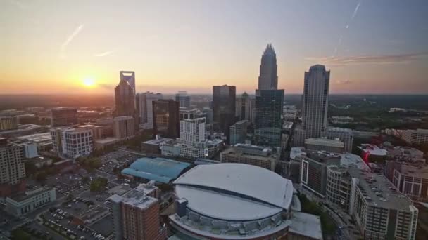 Charlotte North Carolina Aerial V35 P35 Центре Города Вдали Стадиона — стоковое видео
