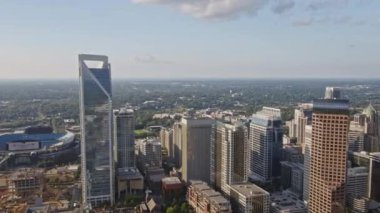Charlotte North Carolina Havayolları v29 Şehir boyunca yüksekten alçalmaya uçuyor - Ekim 2017