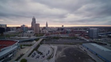Cleveland Ohio Havacılık v48 Panning, sanayi bölgesinden gün doğumunda şehir merkezindeki stadyuma bakıyor - Ekim 2017