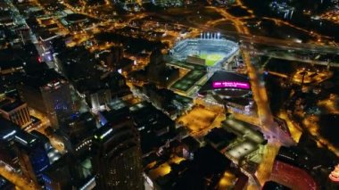 Cleveland Ohio Havayolları v29 Panning gece kuşbakışı şehir merkezi manzarası - Ekim 2017