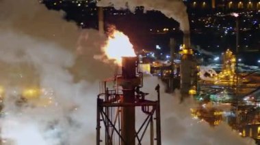 Toledo Ohio Havacılık v20 Endüstriyel Kule 'nin detaylı panoramik görüntüsü ve gece alevleri - Ekim 2017