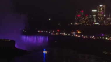 Niagara Şelalesi Ontario Hava Filosu v16 Kısa, Horshoe Şelalesi 'nin yavaş çekim detayları gece, mor - Ekim 2017
