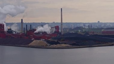 Hamilton Endüstriyel Sektörü Ontario Havacılık v24 Endüstriyel Sektörle birlikte liman perspektifinden arka planda ve şehir manzarasıyla birlikte uçar gider - Ekim 2017