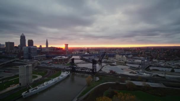 Cleveland Ohio Aerial V42 Panning Ohio City River Park Downtown — Stock video