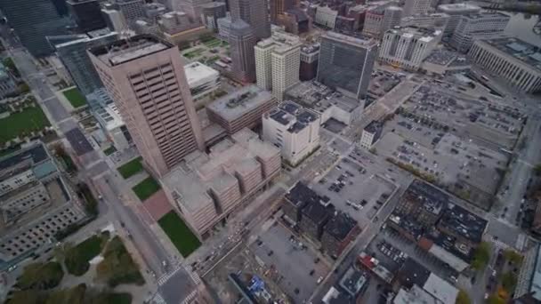 Cleveland Ohio Aerial V49 Centro Ciudad Cuadrícula Paisaje Pájaro Amanecer — Vídeos de Stock