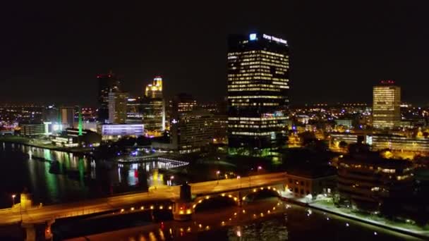 Toledo Ohio Aerial Panning Intorno Centro Città Lungomare Notte Ottobre — Video Stock