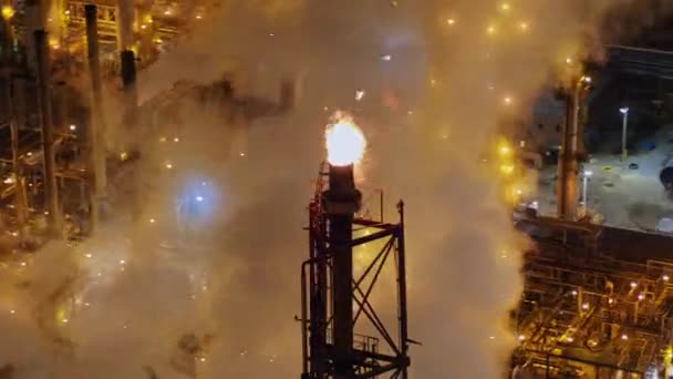 トレドオハイオ航空V21タイトなパンニングバードは 工業用タワーと炎の夜景を間近に見ます 10月2017 — ストック動画