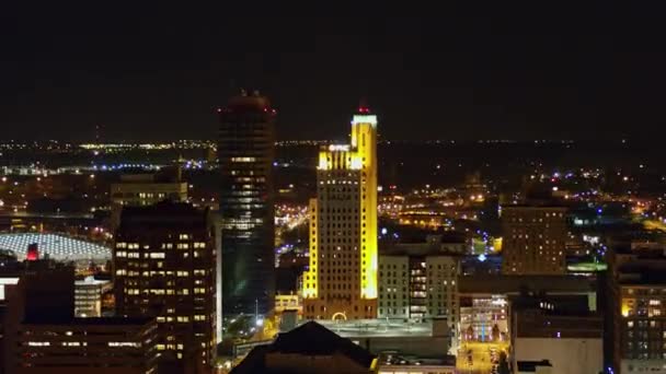 Toledo Ohio Aerial V11 Paisaje Urbano Panorámico Nocturno Desde Horizonte — Vídeo de stock
