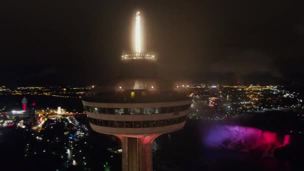 Niagarafälle Ontario Aerial V21 Volles Nächtliches Panorama Des Skylon Tower — Stockvideo