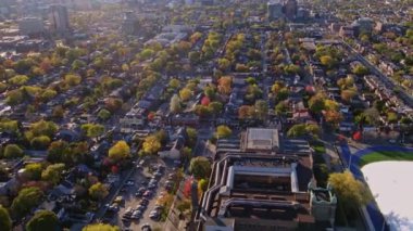 Toronto Ontario Havacılık V32 ters kuş bakışı uçuyor, mahalle sokaklarına bakıyor CityPlace ve şehir merkezindeki ufuk çizgilerine bakıyor - Ekim 2017