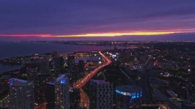 Toronto Ontario Havacılık v54 Niagara Şehri 'nin günbatımında trenle günbatımında panoramik görüntüsü - Ekim 2017
