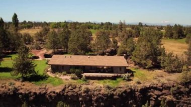 Oregon Havacılık v12 Smith Kayalıkları 'ndaki yazlık evin etrafında alçaktan uçuyor - Ağustos 2016