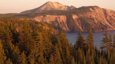 Oregon Hava V15 Krater Gölü üzerinde gün batımında alçaktan uçuyor - Ağustos 2016