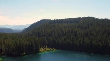 Oregon Havacılık v2, Kızkardeşler yakınlarındaki Clear Gölü üzerinde alçaktan uçuyor - Ağustos 2016