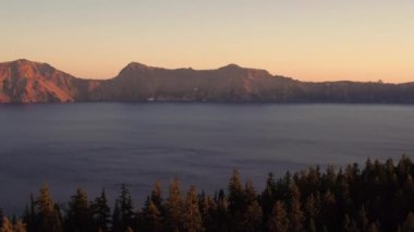 Oregon Havacılık V13 güneş batarken Krater Gölü çevresinde alçaktan uçuyor - Ağustos 2016