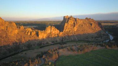 Oregon Havacılık v22 Smith Rock parkının etrafında alçaktan uçuyor.