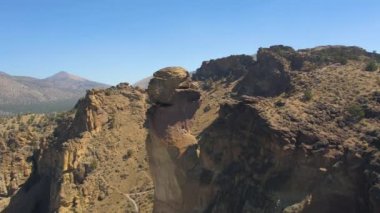Oregon Havacılık v26 Smith Rock Parkı 'nda Maymun Surat' ın etrafında alçaktan uçuyor - Ağustos 2017