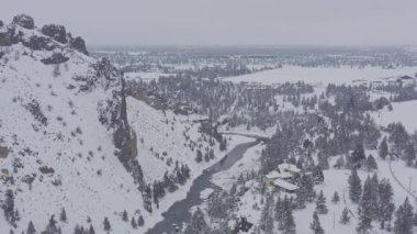 Oregon Havacılık v36 Parkın batı yakasına bakan karlı uçurum kenarındaki çiftliğe doğru dönüyor - Mart 2019