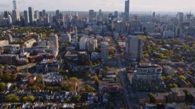 Toronto Ontario Hava Yolları v34 Toronto şehir merkezi Yorkville 'den Skyline' a kadar kuzeyden güneye doğru ufuk çizgilerine bakıyor - Ekim 2017