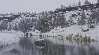 Oregon Havacılık v40 ördekler ve uçurum kenarındaki evlerle karlı nehir manzarasının içinde ve dışında zikzak çiziyor - Mart 2019