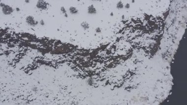 Oregon Hava V44 Karlı nehir manzarasının dikey görüntüsü yukarı ve dışarı doğu parkı manzaralı evler - Mart 2019