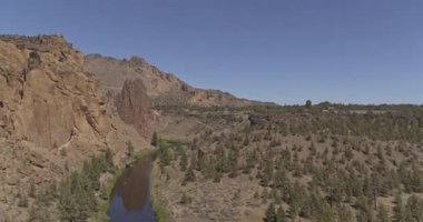 Oregon Havacılık v31 Smith Rock State Parkı 'ndan geçip Asteriks' ten geçerek park girişine doğru uçar - Haziran 2018