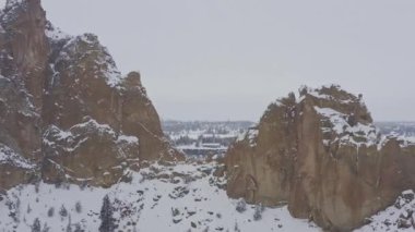 Oregon Havacılık V43 parktan geriye doğru uçuyor, batıya, uçurum kenarındaki eve bakıyor, asteriksin yanından geçiyor, doğu yüz parkının ufuk çizgisine bakıyor - Mart 2019