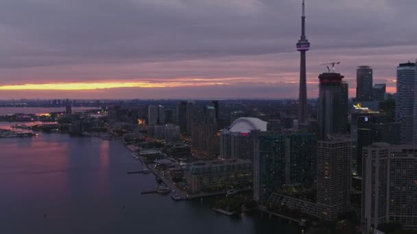 Toronto Ontario Aerial V47 Titta Tillbaka Ikoniska Solnedgången Inre Hamnen — Stockvideo
