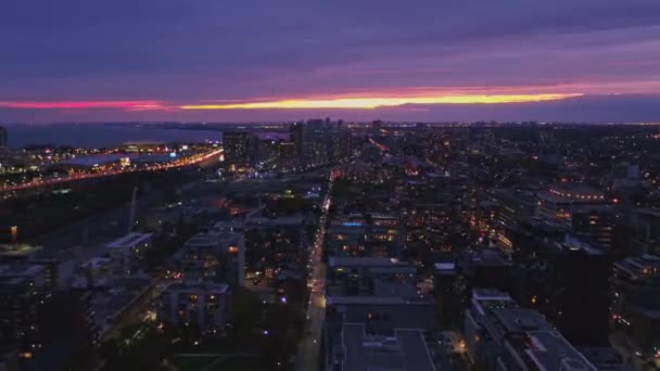 多伦多安大略航空 Toronto Ontario Aerial V53 快速低至高细节飞越尼亚加拉上空 在日落黄昏向湖面移动 2017年10月 — 图库视频影像