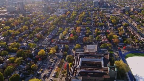 トロントオンタリオ航空V32逆さまの鳥の目で飛んで シティプレイスとダウンタウンのスカイラインを見渡すために走っている近所の通りを見下ろし 振り返る 10月2017 — ストック動画
