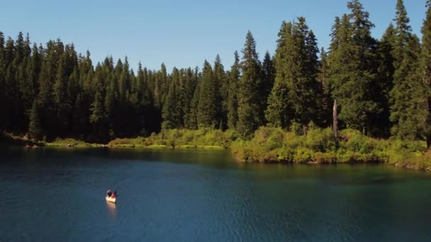 Oregon Aerial Lecący Bardzo Nisko Nad Clear Lake Pobliżu Sióstr — Wideo stockowe
