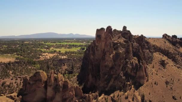 Oregon Aerial V11 Πετώντας Χαμηλά Γύρω Από Smith Rocks Περιοχή — Αρχείο Βίντεο