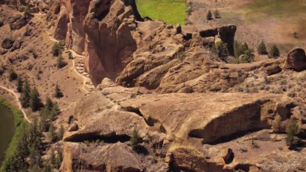 Oregon Aerial Birdseye View Flying Low Smith Rocks Area Agosto — Video Stock