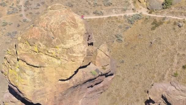 俄勒冈州航空V19鸟塞特写镜头在史密斯岩石公园的猴脸周围低空飞行 2017年8月 — 图库视频影像