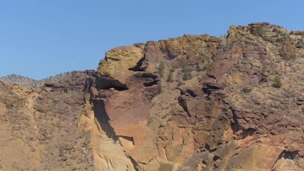 Oregon Aerial V17 Volando Bajo Alrededor Monkey Face Rock Parque — Vídeos de Stock